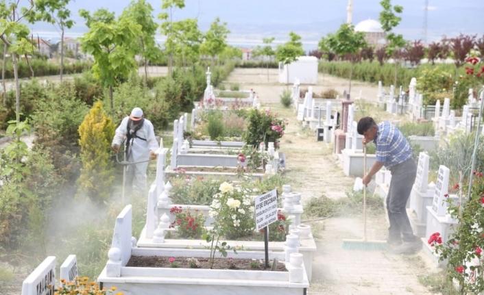Burdur’da mezarlıklara bayram bakımı