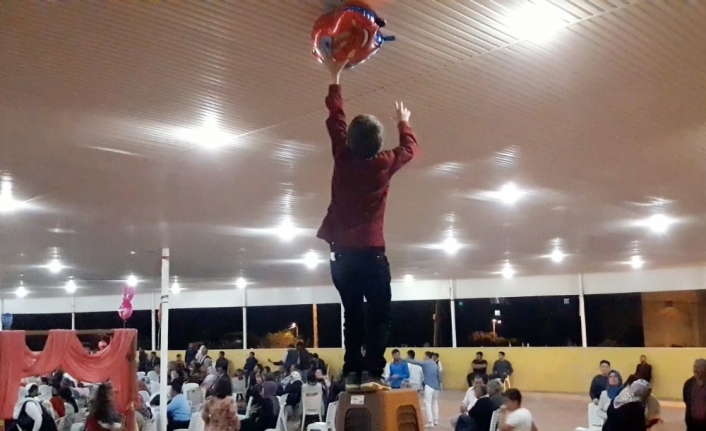 Çocukların tavana yapışan uçan balonu alma çabaları ilginç görüntülere sahne oldu