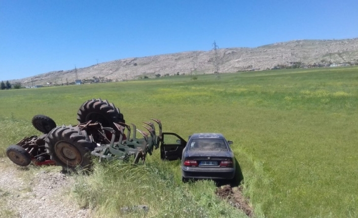Diyarbakır’da otomobil traktöre çarptı: 3 yaralı