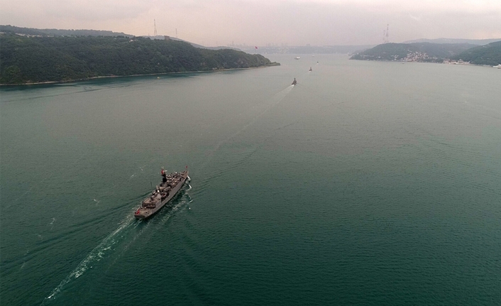 Donanma Gemileri İstanbul Boğazı'ndan geçiyor