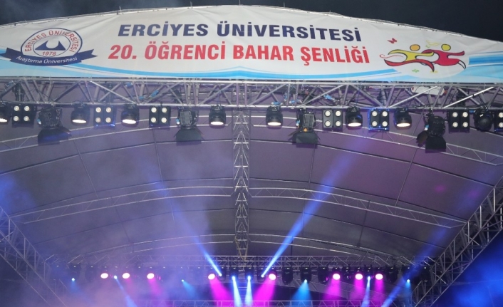 ERÜ’de Konser Veren Hande Yener, Öğrencileri Coşturdu