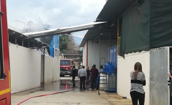 Fabrikanın soğutma tankında çıkan yangın korkuttu