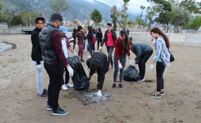 Finikeli öğrenciler sahili temizledi