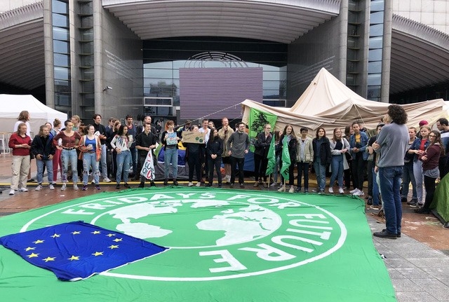 Gençlerden Avrupa Parlamentosu önünde iklim protestosu