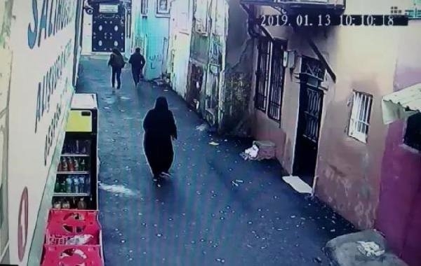 İzmir’deki kapkaç anı güvenlik kamerasına yansıdı