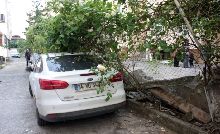 Maltepe'de bahçe duvarı araçların üzerinde devrildi