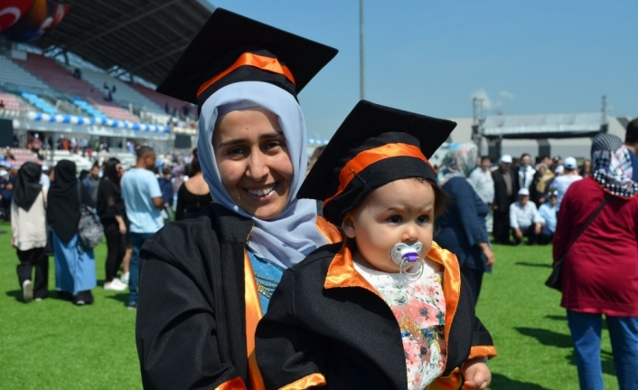 Kızıyla mezun olan anne: “O doğduktan sonra hep yüksek not aldım”