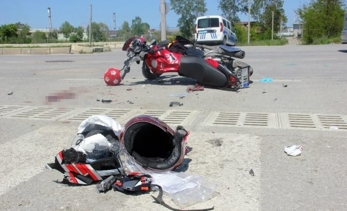 Motosiklet ile otomobil çarpıştı: 1’i ağır 3 yaralı