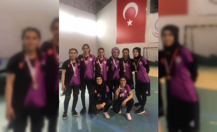 Özalplı kız öğrenciler Türkiye birincisi oldu