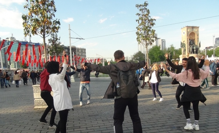 (Özel) Taksim’de zeybek oynayan öğrencilere yoğun ilgi