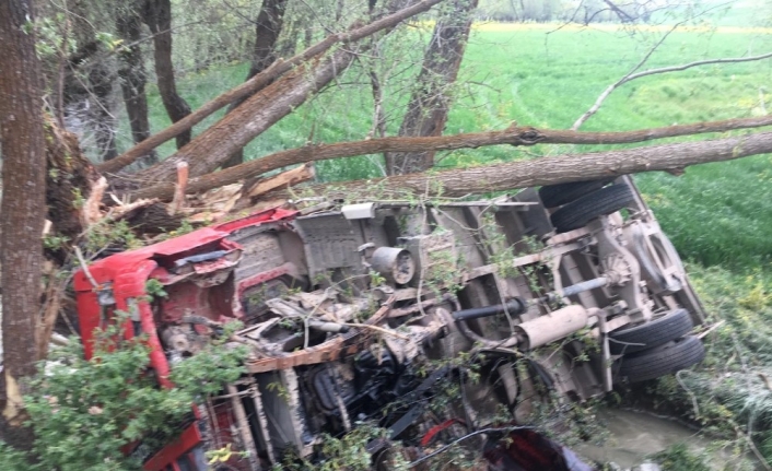 Şarampole devrilen kamyonun altında kalan şahıs hayatını kaybetti
