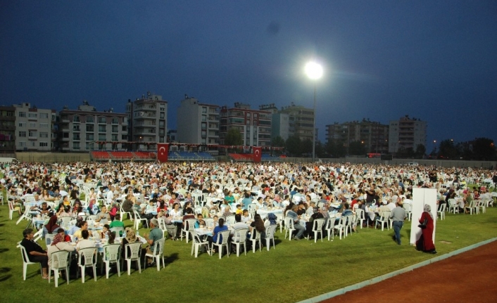 Silifke’de 7 bin kişi stattaki iftar sofrasında buluştu