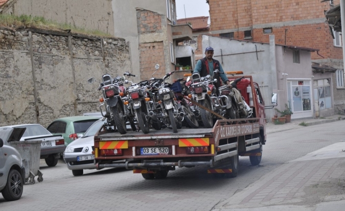 Şuhut’ta trafik ekipleri plakasız ve eksik evraklı motosikletleri topladı