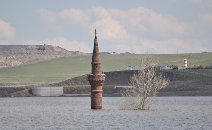 Sular altında kalan köyünü görmek için yurt dışından Kars’a geldi