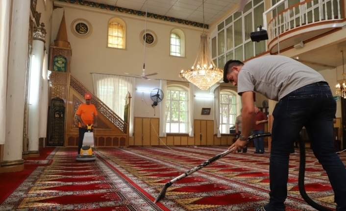 Turgutlu’nun 94 camisinde temizlik çalışmaları hız kazandı