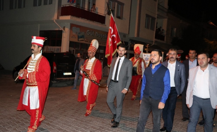 Türkiye’de ilk kez bir başkan mehter takımı ile halkı sahura kaldırdı