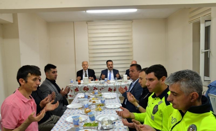 Vali Şentürk, polislerle iftar yaptı
