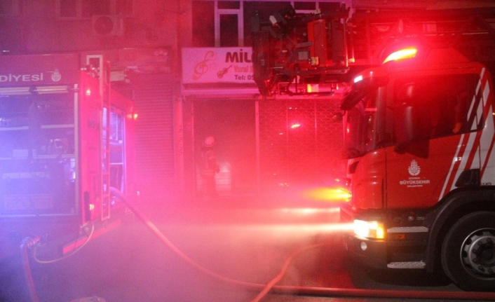 Zeytinburnu’nda bir iş yerinde korkutan yangın