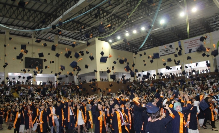675 öğrenci mezuniyet sevinci yaşadı