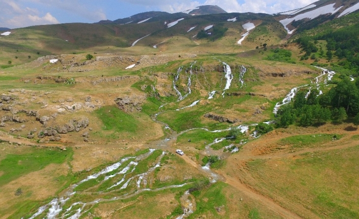Erzincan’da Konarlı Şelalesi doğal güzelliğiyle büyülüyor