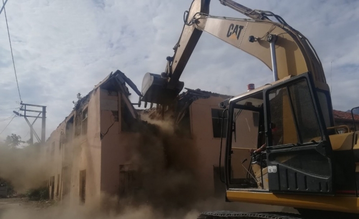Seydişehir’de metruk binalar yıkılıyor
