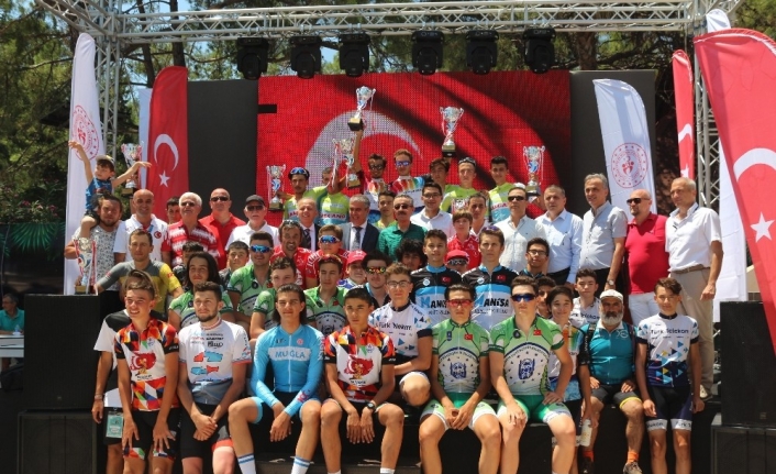15 Temmuz Şehitlerini Anma Ulusal Bisiklet Yol Yarışı ödül töreni