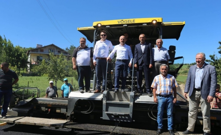 Amasya’da köy yollarında bitümlü sıcak karışım asfalt çalışmaları hızla sürüyor