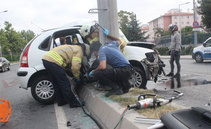 Bakırköy’de kontrolden çıkan otomobil direğe ok gibi saplandı: 2 yaralı