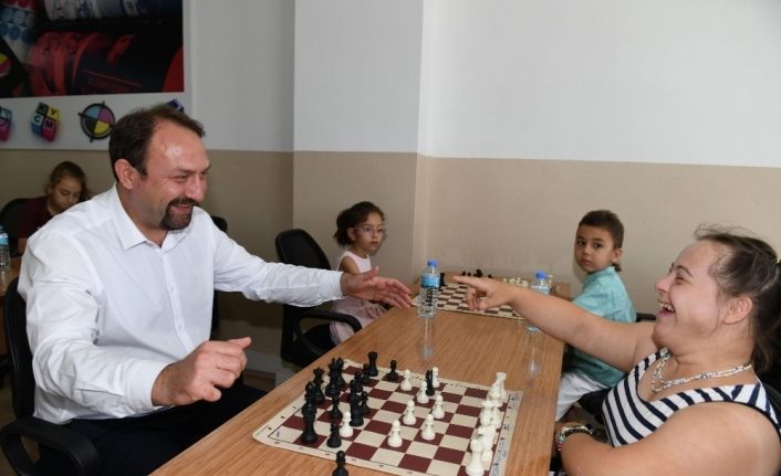 Çiğli Belediyesi, gençleri satranç masasında buluşturuyor