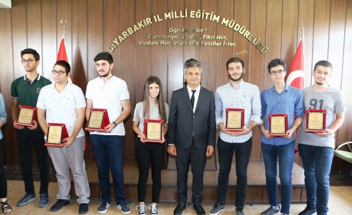 Diyarbakır’da YKS’de dereceye giren öğrenciler ödüllendirildi