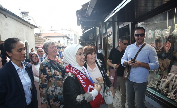 Emine Erdoğan, Saraybosna Maarif Okulu ve Yunus Emre Kültür Merkezi’ni ziyaret etti
