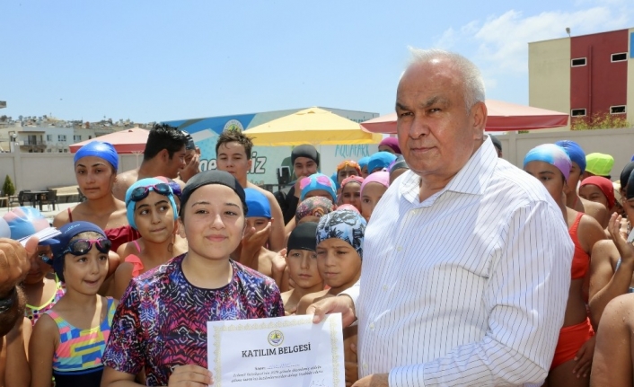 Erdemli’de yüzme kursuna katılan kursiyerler katılım belgelerini aldı