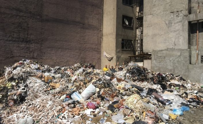 İzmir'de çöp dağları: 'Vergi veriyoruz ama çöpleri toplayan yok'