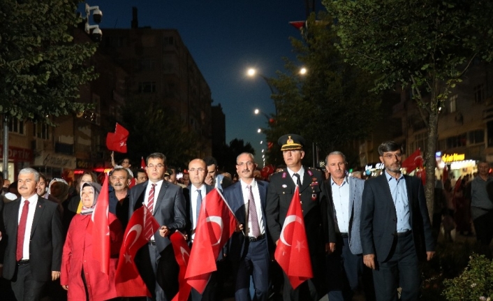 Kırşehir’de halk Cacabey Meydanı’nda darbecilere karşı yürüdü