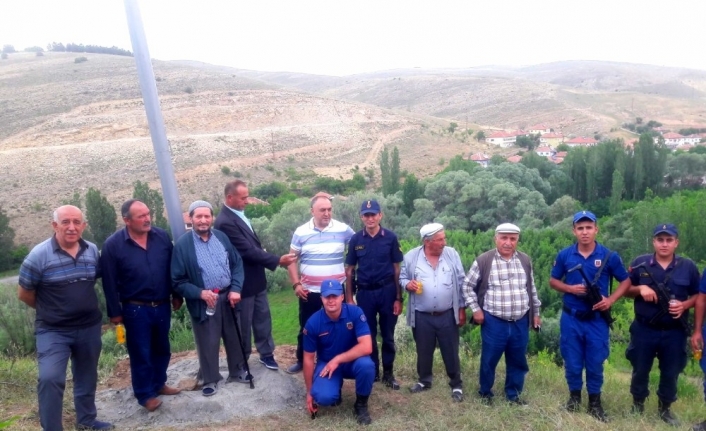 Köylerine dev Türk bayrağı astılar