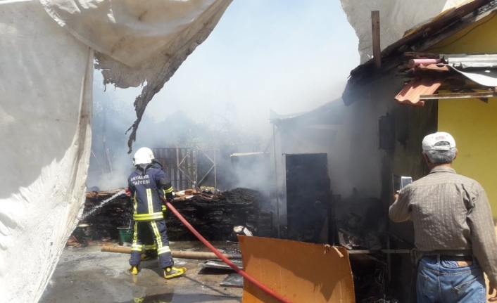 Kumluca’da ev yangını