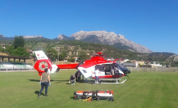 Otomobilin çarptığı adam ambulans helikopterle Adana’ya sevk edildi