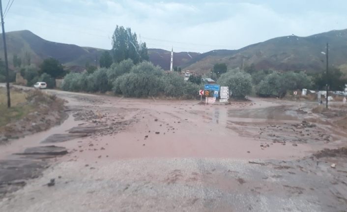 Sel suları Sungurlu-Çankırı yolunu trafiğe kapattı