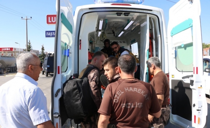 Sivas’ta özel harekat polislerini taşıyan servis kamyonetle çarpıştı: 5 yaralı