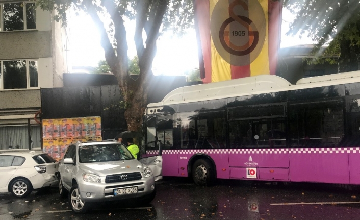 Yeniköy’de belediye otobüsü önce cipe sonra ağaca çarptı, 4 yaralı