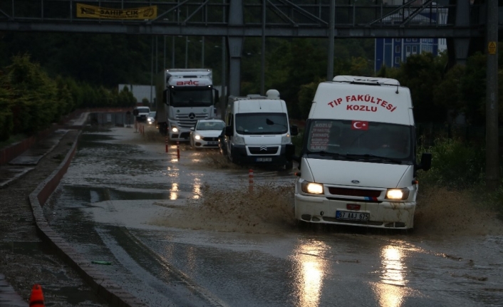 Zonguldak’ta şiddetli yağmur yolları göle çevirdi