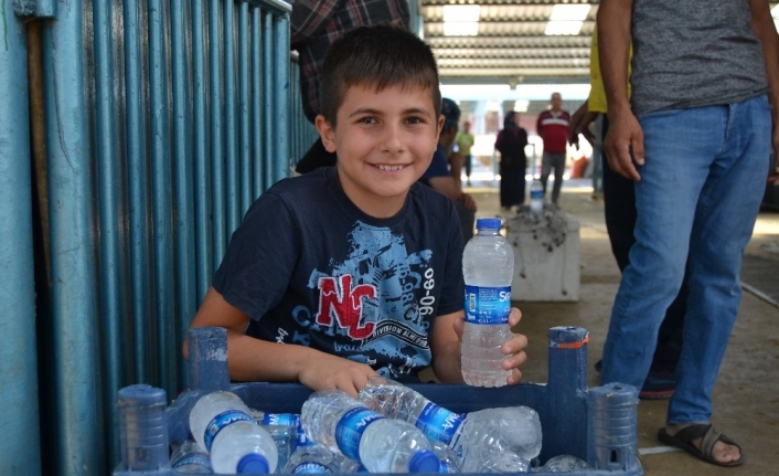 11 yaşındaki çocuk hayvan pazarında su satarak bayramlıklarına alacak