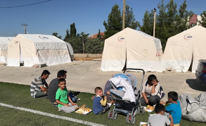 Afet bölgesinde bir çok vatandaş geceyi çadırlarda geçirdi