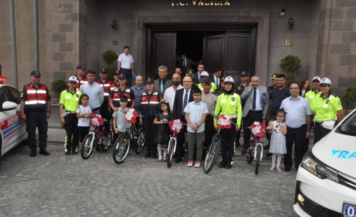 Afyonkarahisar’da jandarmadan 5 çocuğa bisiklet