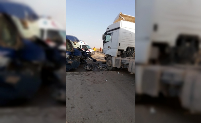 Aksaray’da minibüs ile kamyon çarpıştı: 1 yaralı
