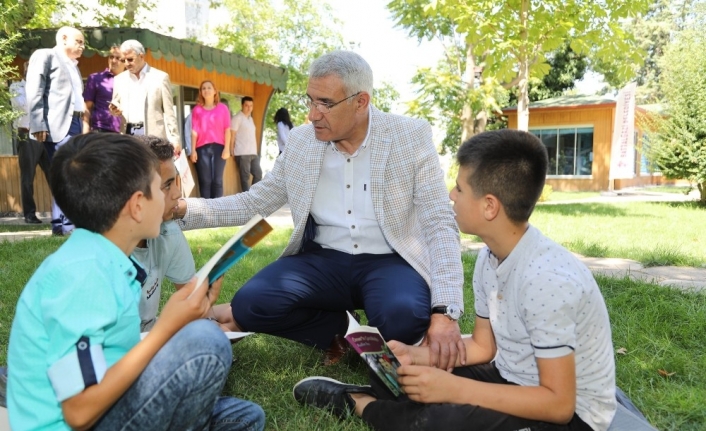 Başkan Güder, ‘Dünya Kitap Okumayı Sevenler Günü’ etkinliğinde gençlerle buluştu
