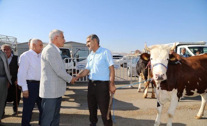 Başkan Güder hayvan pazarını ziyaret etti