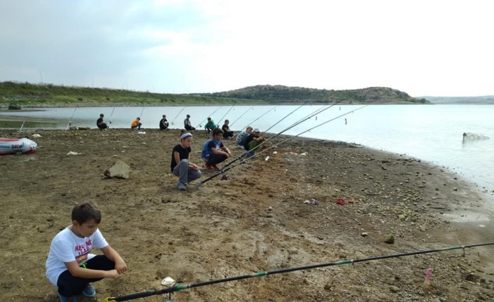 Çocukların balık tutma yarışı