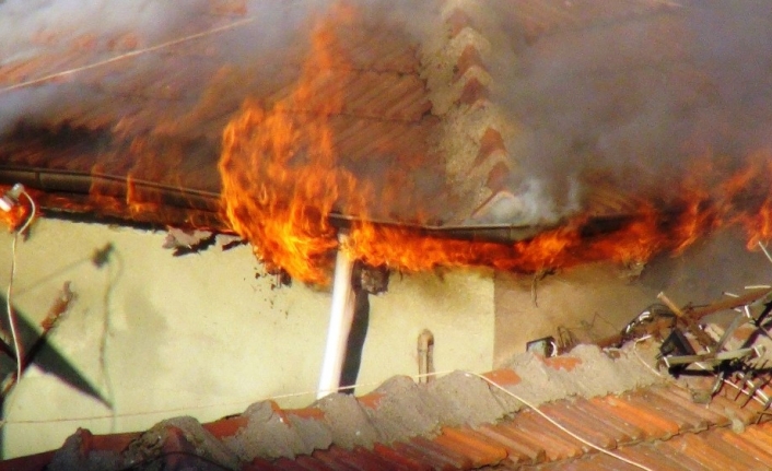 Diyarbakır’da korkutan yangın, 4 katlı bina tahliye edildi