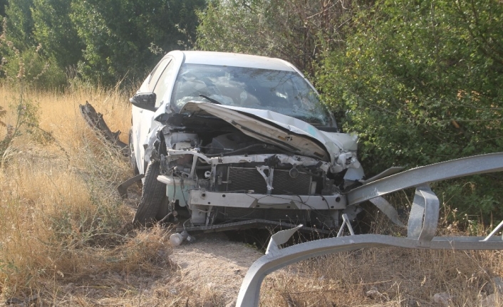 Elazığ’da otomobil direğe çarptı: 1’i çocuk 3 yaralı